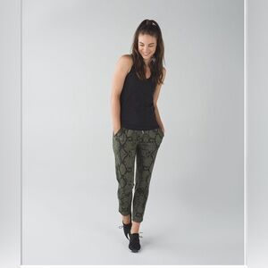 Lululemon Jet Crop (Slim) *Luxtreme Ziggy Snake Fatigue Green Gator Green Sz 6
